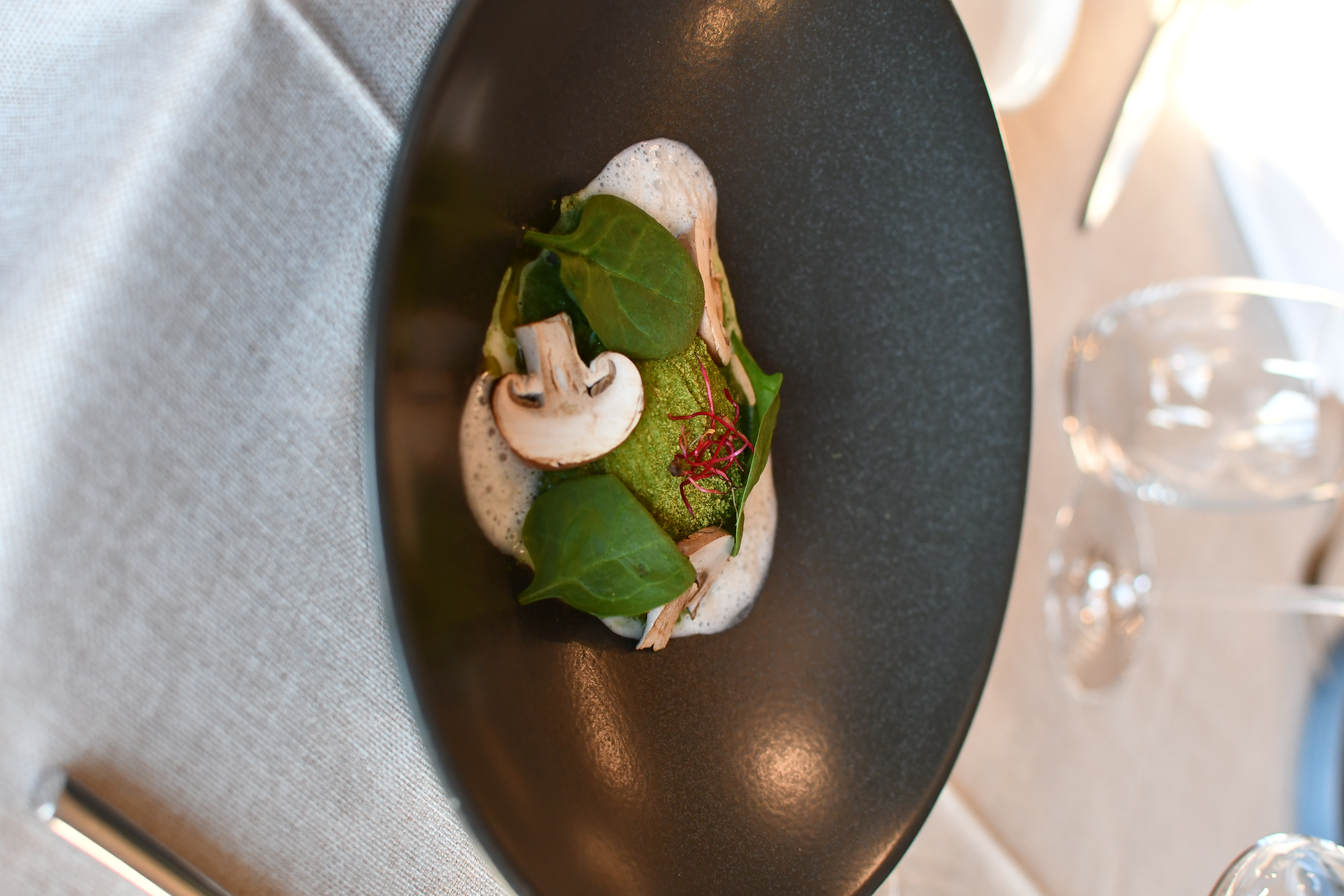 Plat gastronomique présenté dans une assiette