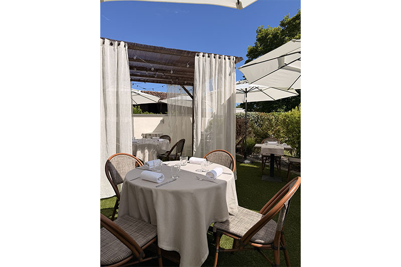 Salle du restaurant Le Cheval Blanc à Giffaumont