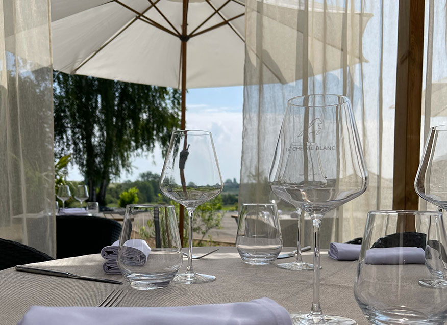 Le Cheval Blanc : hôtel et restaurant à Giffaumont-Champaubert sur les  bords du Lac du Der.